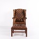 Høj kvalitet wingback armstol fra ca. 1910 i brunt originalt læder. Klassisk højrygget model med ...