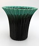Sort rillet keramik vase med turkis kant. Nr. 2198. Kender ikke keramikeren eller fabrikken. Men ...