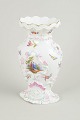 Meissen vase, tidligt 1800-tal.Sjælden vase i hvidt porcelæn rigt dekoreret i relief og med ...