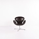 Svanen lænestol model 3320 af Arne Jacobsen for Fritz Hansen. Brunt læder. Produceret 2007. ...