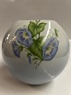 Bing & Grøndahl Kuglevase, Motiv Klokke BlomsterDekorationsnummer 5412-18311. ...