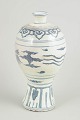 Kina, vase. Sen Ming-dynastiBalusterformet porcelænsvase med indsnævret hals og udsvajet ...