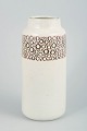 Lisa Larson for Gustavsberg, vase.Cylinderformet vase i glaseret stentøj med hvid bund og ...