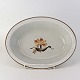 Oval serveringsskål i fajance fra stellet Kirsten, som blev fremstillet i perioden 1934-1957. ...