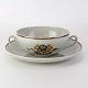 Suppekop med underkop i fajance fra stellet Kirsten, som blev fremstillet i perioden 1934-1957. ...