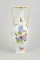 Herend, stor vase.Stor balustervase i hvidt porcelæn med håndmalet dekoration i mønsteret ...