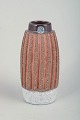 Mari Simmulson for Upsala Ekeby, vase.Lille cylindrisk vase i glaseret keramik med let ...
