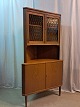 Hjørneskab i fineret teaktræ, fra 1960erne.Det har brugsspor.Højde 163cm Bredde 87cm Dybde 61cm