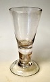 Frimurerglas. Conradsminde, 1834 - 1857, Danmark. Klart glas med bøjet fod og hul stilk. Dia.: ...