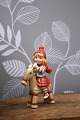 Royal Copenhagen Pixie nisse i porcelæn , nr.180 - pige ridende på halmbuk. Højde: 8,6cm. Er i ...