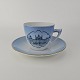 Kopper med underkopper i blåmalet porcelæn dekoreret med motiver af danske slotte og guldkant ...