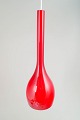 Skandinavisk kunstglas pendellampe.Dråbeformet pendel i blankt rødt kunstglas med lang, slank ...