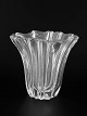 Pierre d’Avesn, vase.Fransk art deco-vase i presset klart glas med lodrette, svungne ribber og ...