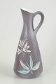 Mari Simmulson for Upsala Ekeby, kande.Elegant kande i stentøj med gråviolet, fint tekstureret ...