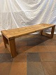 Svensk møbeldesign lav bænk udført i massiv fyr.Produceret ca. 1970'erne. Pæn brugt ...