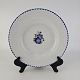 Dyb tallerken i fajance fra stellet Geranium II fremstillet i perioden 1927-1940.Formgiver ...