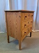 Kommode i masivt fyrretræ, fra 1930erne.Den har brugsspor.Højde 72cm Bredde 62cm Dybde 39cm