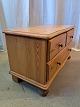 Kommode i massivt fyrretræ, fra 1980erne.Den har brugsspor.Højde 47cm Bredde 84cm Dybde 38cm