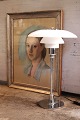Louis Poulsen - PH 3/2 bordlampe i krom med 3 hvide glas skærme.H: 45cm. Dia.: 28cm. (2 stk. ...