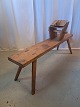 Bænk til uldkarding i massivt fyrretræ, fra 1910erne.Den har patina.Højde 76cm Bredde 28cm ...