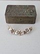 Vintage sølv broche udformet som ranke med blomster og blade Stemplet 830sLængde 5,7 cm. ...