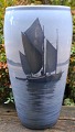 Royal Copenhagen stor vase med sejlskibe, no. 2105/66, 20. årh. Danmark. Bemalet i blå, grå og ...