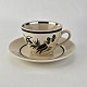 Kaffekop med underkop i fajance fra stellet Dragsholm fremstillet i perioden 1934-1965. Nr. ...