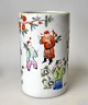 Kinesisk porcelæns penselbæger, 19./20. årh. Med håndmalet dekoration med en masse mennesker. ...