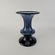 Vase i blåt glas fra serien LavendelFormgiver Per Lütken, 1967Producent Fyens Glasværk, ...