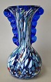 Murano Glasvase, 20. årh. Italien. Flerfarvet glas. Med to hanke. H: 19 cm. Med original etiket ...