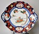 Imari fad i porcelæn, 19. årh. Japan. Med bølget rand. Polykrom dekoration med blomster. Delvis ...