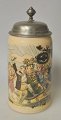 Tysk fajance krus med tinlåg 1909. Dekoration i overføringsteknik med optog. H.: 21,5 ...
