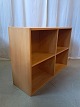 Reol i fineret bøgetræ, fra 1990erne.Den har brugsspor.Højde 73cm Bredde 102cm Dybde 33cm