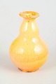 Svend Hammershøi for Kähler, vase med gul glasur.Elegant vase i glaseret lertøj med blød ...