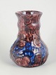 Roskilde Lervarefabrik, vase med bølledekoration.Dekorativ vase i fajance med svungen, ...