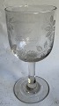 Gammelt dansk vin glas fra Kastrup Glasværk i form af erindringsglas fra ca. 1910. Fremstår i ...