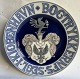 Bing & Grøndahl porcelæns platte;  Bogtrykkernes segl i København. Designet af Fanny Garde. Har ...