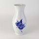 Vase i kongeligt porcelæn fra stellet Blå Blomst flettet. Nr. 10/8263.Producent Royal ...
