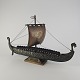 Miniature replika af et dansk vikingeskib lavet i bronze med træfodFormgiver Edward ...