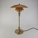Bordlampe PH 3/2 med skærm af mundblæst ravfarvet etlagsglas og fod af strøgslebet ...