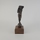 Figur med motiv af en kvinde på træsokkel, bruneret messingFormgiver ukendtHøjde 22 ...