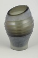 Carlo Scarpa (tilskrevet) for Venini, vase.Skulpturel mundblæst glasvase med matteret ...