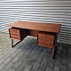 Skrivebord i teaktræ med skuffer i begge sider, øverste skuffer med nøgleDesign Svend Aage ...