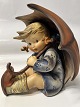 Hummel / Goebel figur: Siddende pige med paraply.Dekorationsnummer 152 B.Højde 20 ...