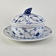 Smørkrukke på tallerken i porcelæn fra stellet Blåmalet. Nr. 196Producent Bing & ...