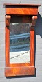 Senempire spejlkonsol i mahogni, 19. årh. Med udskårne volutter. H: 86 cm. B: 41,5 cm. D: 20,5 cm. 