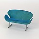 Miniature designermøbel til dukkehus med model af Arne Jacobsen's Svanesofa i blå farve med stel ...