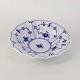 Kantet skål i kongeligt porcelæn fra stellet Musselmalet riflet.Nr. 1/140Producent Royal ...