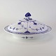 Oval terrin med låg kongeligt porcelæn fra stellet Musselmalet Halvblonde. Nr. 1/621Design ...
