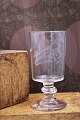 Fint gammelt mundblæst fransk souvenir vin glas med graveret skrift"Souvenir" og liljekonval ...